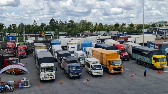 Nhiều xe vận tải hàng hóa cũng ùn ứ trại trung tâm trung chuyển do Cần Thơ tự quy định thêm.