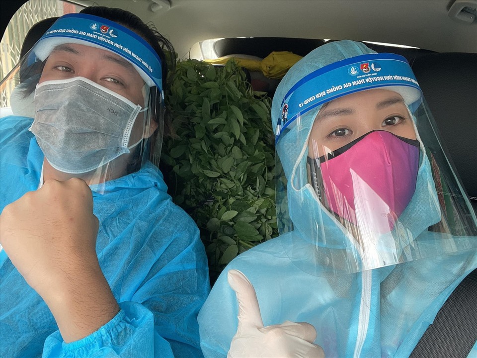 Hoa hậu Ngọc Diễm và Khánh Vân lái ôtô đi giao rau củ cho người dân. Ảnh: NSCC