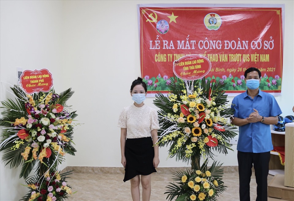 Lãnh đạo Liên đoàn Lao động tỉnh Thái Bình tặng hoa chúc mừng CĐCS Công ty TNHH Hàng thể thao QIS Việt Nam tại buổi lễ ra mắt. Ảnh: B.M