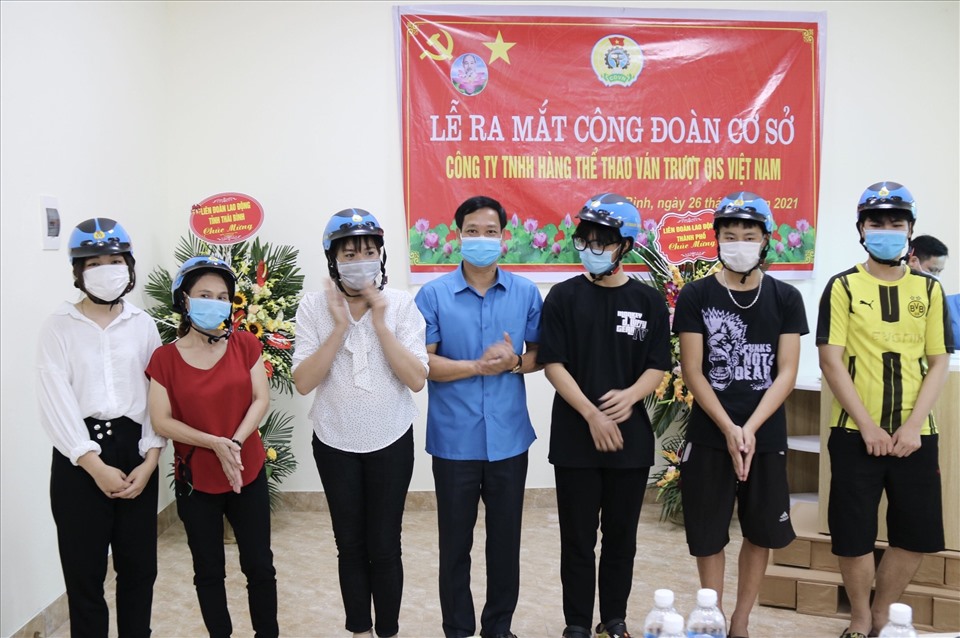 Phó Chủ tịch thường trực Liên đoàn Lao động tỉnh Thái Bình - Nguyễn Thái Dương tặng mũ bảo hiểm xe moto cho các đoàn viên. Ảnh: B.M