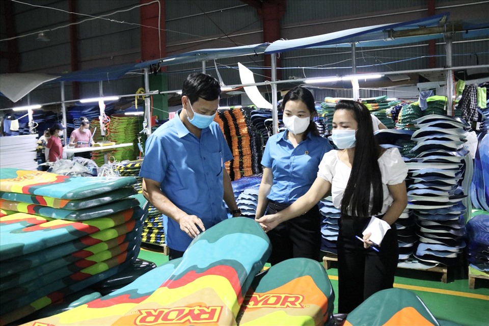 Lãnh đạo LĐLĐ tỉnh, LĐLĐ TP.Thái Bình xuống xưởng thăm hoạt động sản xuất và kiểm tra công tác phòng, chống dịch bệnh COVID-19 của công ty. Ảnh: T.D
