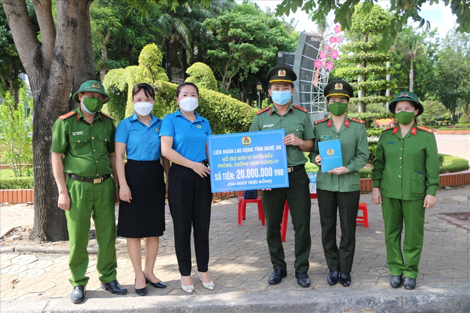 LĐLĐ tỉnh Nghệ An trao 20 triệu đồng hỗ trợ, động viên cán bộ, chiến sỹ công an tỉnh  tham gia tuyến đầu chống dịch. Ảnh: TT