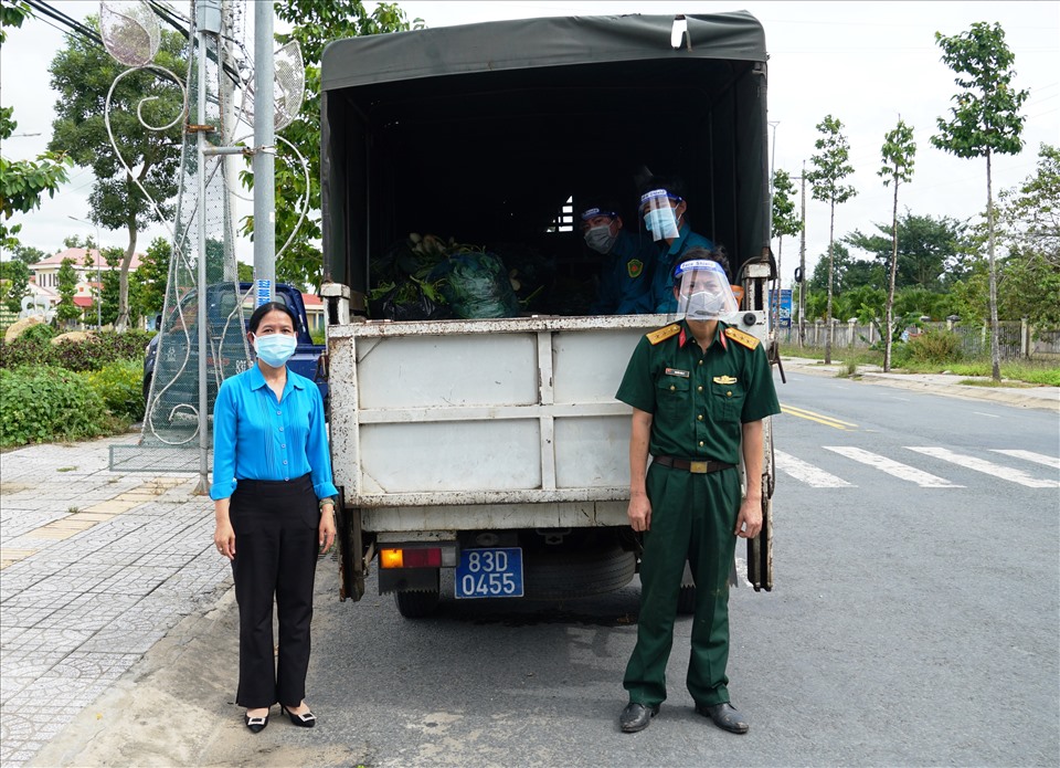 Đồng chí Nguyễn Thị Quyền - Chánh Văn phòng LĐLĐ tỉnh Sóc Trăng gửi tặng nông sản đến Ban Chỉ huy Quân sự các huyện. Ảnh: Anh Khoa
