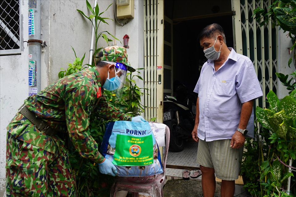 Mỗi phần quà bao gồm gạo, rau củ quả, nước tương…. Điều đặc biệt, những túi rau trong phần quà này đa phần từ sản phẩm tăng gia của bộ đội trồng ở Cẩm Mỹ, Đồng Nai vừa được thu hoạch để tặng cho người dân. Mỗi phần quà bao gồm gạo, rau củ quả, nước tương…. Điều đặc biệt, những túi rau trong phần quà này đa phần từ sản phẩm tăng gia của bộ đội trồng ở Cẩm Mỹ, Đồng Nai vừa được thu hoạch để tặng cho người dân