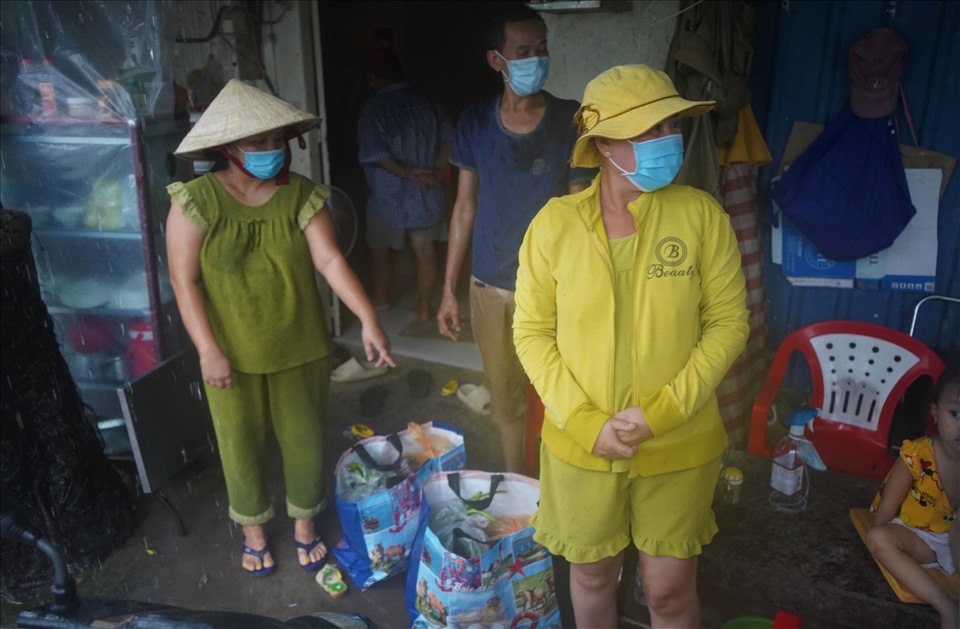 Thấy cảnh các chú bộ đội dầm mưa tặng quà, nhiều người dân chạy ra tận nơi để đón các chú bộ đội.