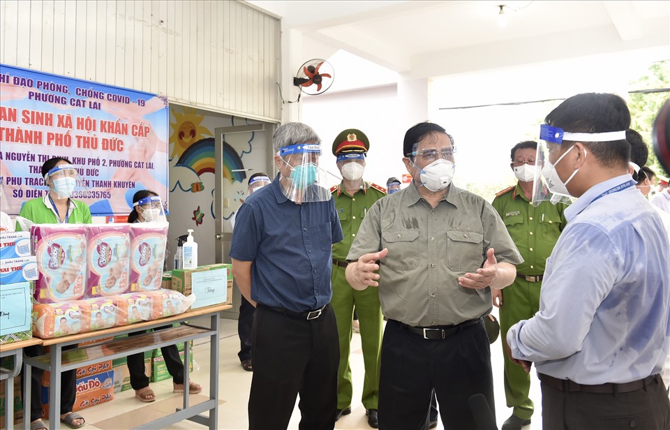 Thủ tướng Phạm Minh Chính thị sát công tác phòng chống dịch, thăm hỏi, động viên người dân trong vùng cách ly phong tỏa, ở TP. Thủ Đức, TPHCM. Ảnh: VGP/Nhật Bắc