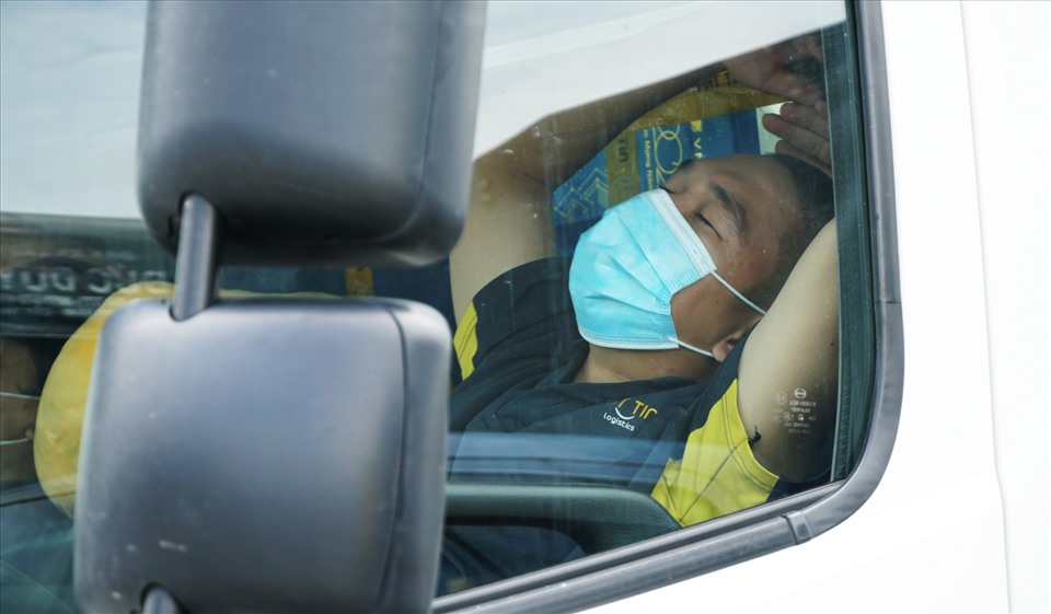 Hình ảnh tài xế mệt mỏi, vật vạ suốt nhiều ngày “chôn chân” tại bến xe. Ảnh: Tạ Quang.