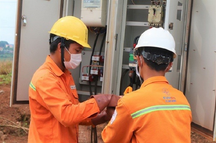 Công nhân PC Đắk Nông kiểm tra hệ thống lưới điện phục vụ mục đích sinh hoạt cho khách hàng.