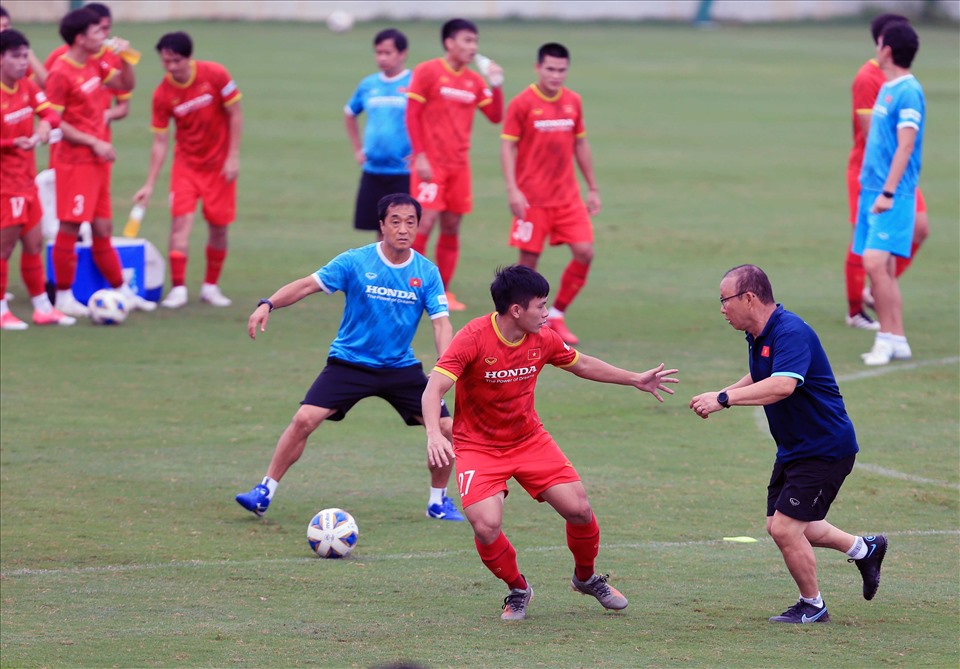 Thầy Park chia tay 7 cầu thủ đội tuyển Việt Nam. Ảnh: VFF