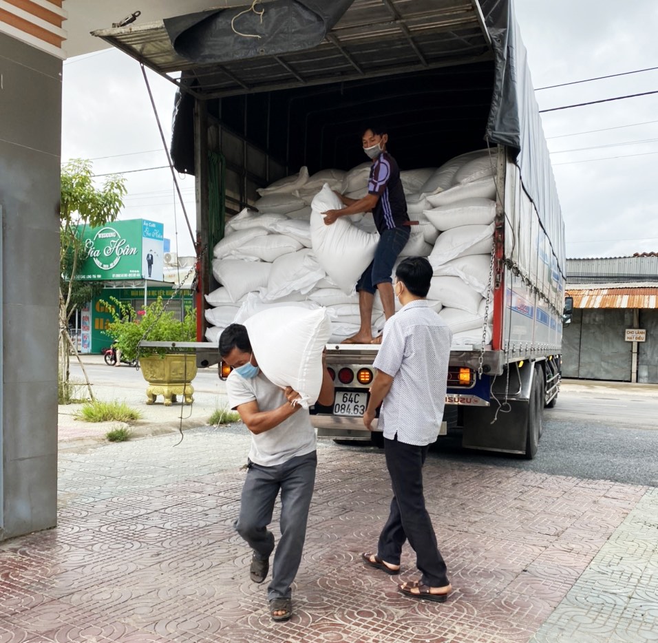 Tiếp nhận gạo tại tỉnh Trà Vinh để cấp phát cho người dân gặp khó khăn trong dịch COVID-19. Ảnh: TR.L.