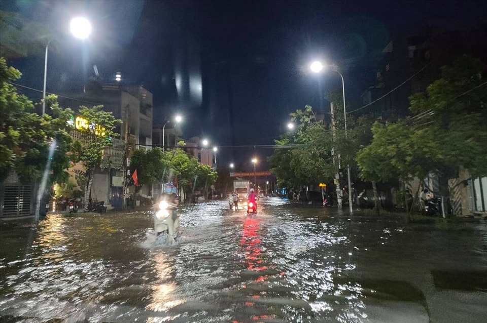 19h ngày 26.8, đường Ngô Gia Tự (Hải An, Hải Phòng) còn tình trạng ngập lụt. Ảnh Mai Dung