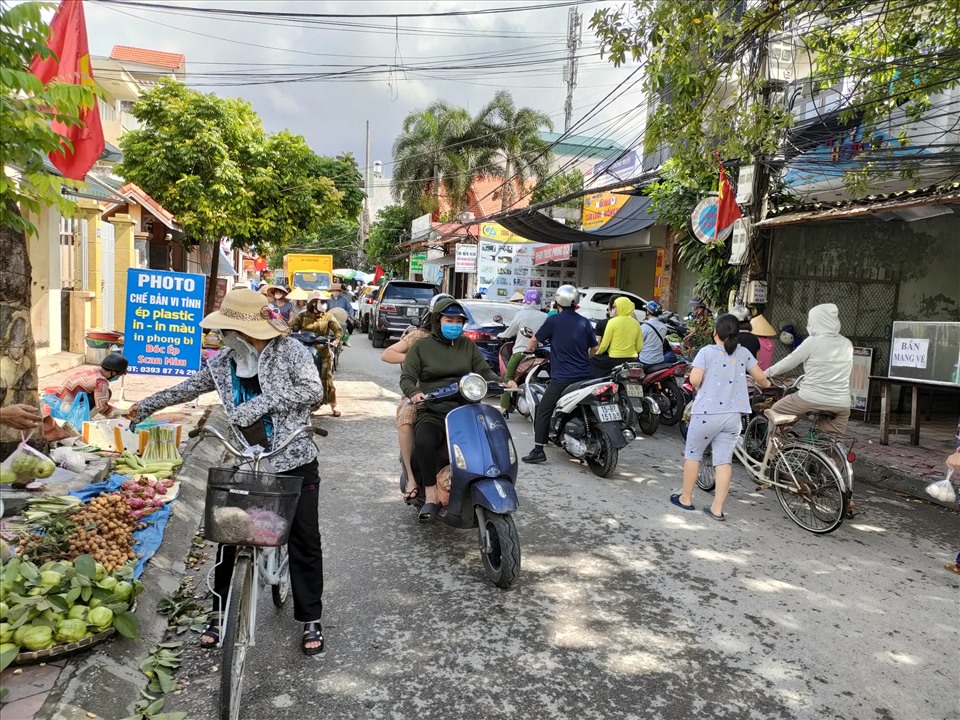 Một phần chợ Đằng Lâm (Hải An) ngập nước, nhiều tiểu thương phải bày bán ở vỉa hè đường Trung Lực khiến giao thông bị ảnh hưởng. Ảnh Mai Dung