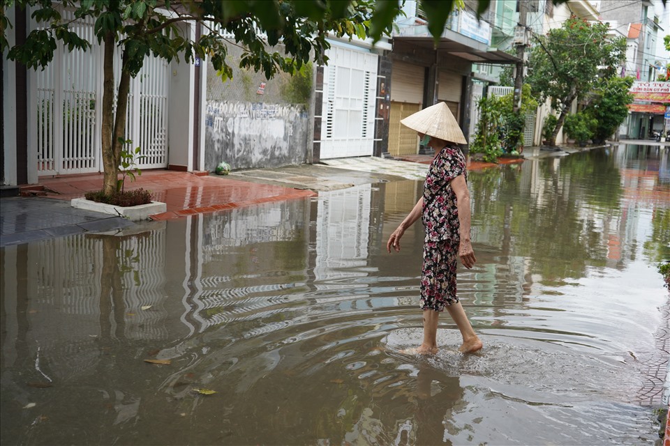Một người dân phố Nguyễn Đồn cho hay, trong ngày 26.8, nước ngập cao ngang xe ô tô đỗ trên vỉa hè. Thời điểm nước dâng cao, các phương tiện đi lại trong phố tạo sóng lớn, đánh vỡ cửa kính một hộ dân. Ảnh Mai Dung