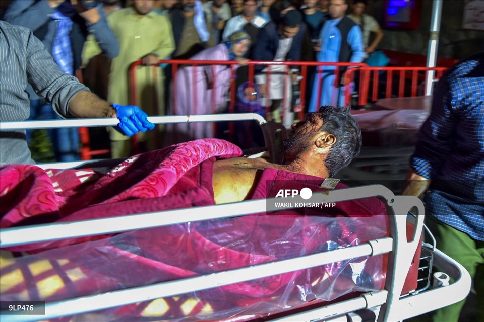 Người bị thương trong vụ đánh bom ở Kabul hôm 26.8. Ảnh: AFP