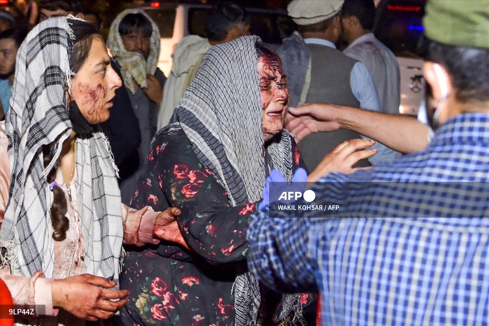 Hàng chục người bị thương và thiệt mạng trong vụ đánh bom ở Kabul, Afghanistan ngày 26.8. Ảnh: AFP