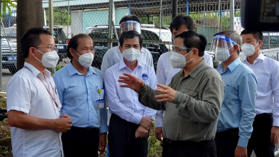Thủ tướng kiểm tra công tác điều trị cho các bệnh nhân mắc COVID-19 trên địa bàn tỉnh Đồng Nai.