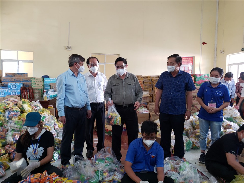Thủ tướng Phạm Minh Chính kiểm tra nơi tập kết hàng hoá cứu trợ cho người dân vùng phong toả. Ảnh: Hà Anh Chiến