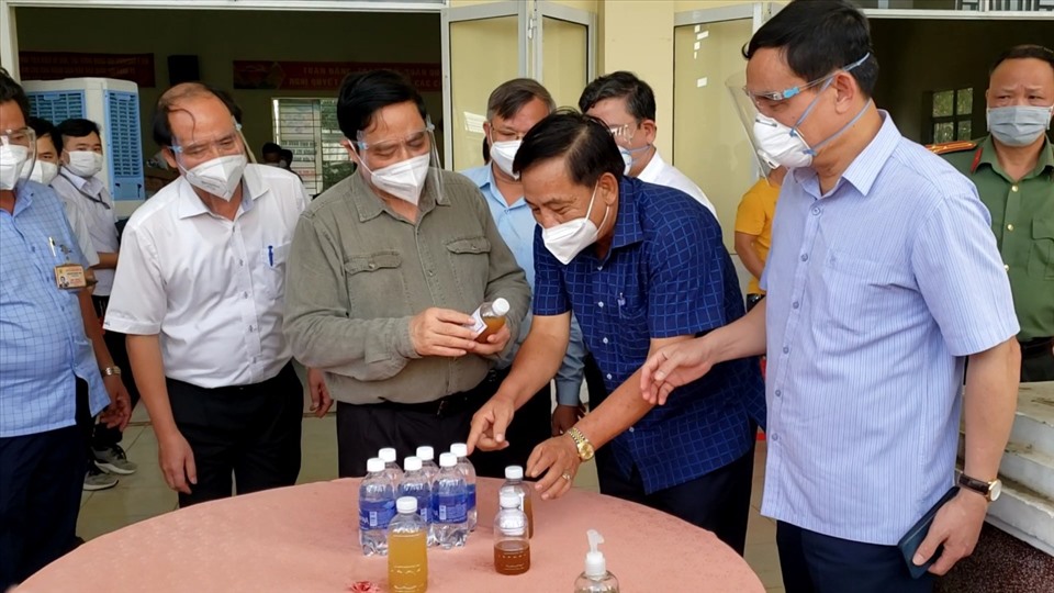 Thủ tướng kiểm tra sáng kiến pha chế các loại nước uống tốt cho việc phòng chống dịch bệnh COVID-19