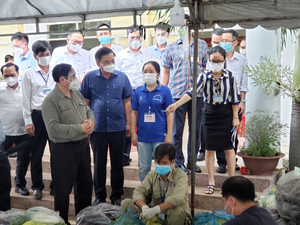 Thủ tướng Phạm Minh Chính thăm hỏi, động viên những người làm nhiệm vụ đưa lương thực, thực phẩm tới cho người dân.