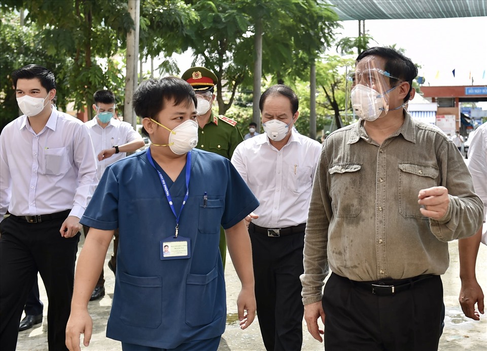 Tới kiểm tra tình hình ứng trực của trạm y tế lưu động phường Bình Chuẩn, một “vùng đỏ” dịch COVID-19, Thủ tướng yêu cầu trạm y tế chủ động hơn nữa việc đáp ứng nhu cầu của nhân dân. Ảnh: Nhật Bắc