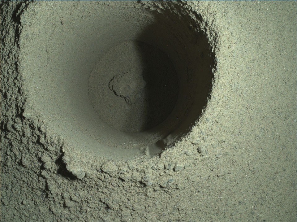Tàu thám hiểm sao Hỏa của NASA đã không lấy được mẫu vật trong lần lấy mẫu trước do đá vụn. Ảnh: NASA