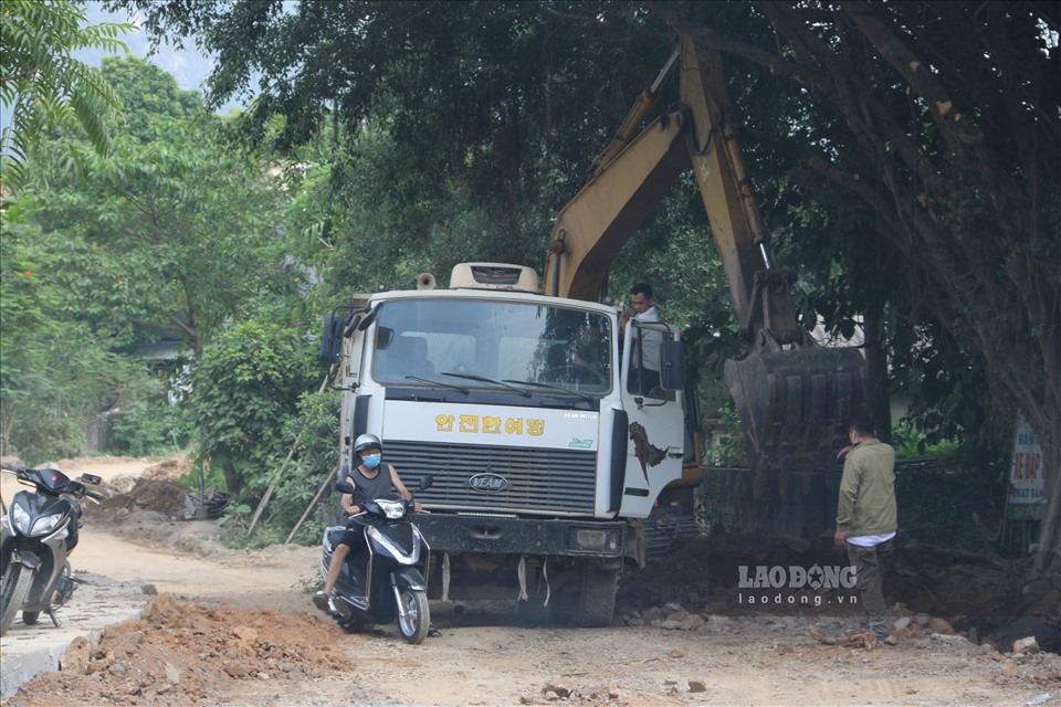 PV Báo Lao Động nhận được phản ánh về dự án cải tạo, nâng cấp tuyến đường tỉnh 438B nối liền xã Khoan Dụ đi xã An Bình, huyện Lạc Thủy chậm tiến độ gây ảnh hưởng nghiêm trọng đến cuộc sống của người dân.