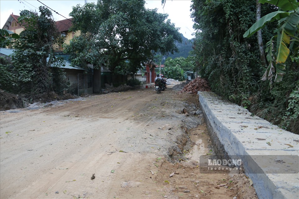 Chị B.T.K (44 tuổi, ở thôn Liên Hông 1, xã Khoan Dụ) cho biết: “Đường này bắt đầu làm từ khoảng năm 2016, đã qua thời gian dài rồi mà vẫn chưa hoàn thành. Ngày nắng thì bụi, ngày mưa thì bẩn, chỉ cần bước chân ra khỏi nhà là bùn đất bám lấy chân“.