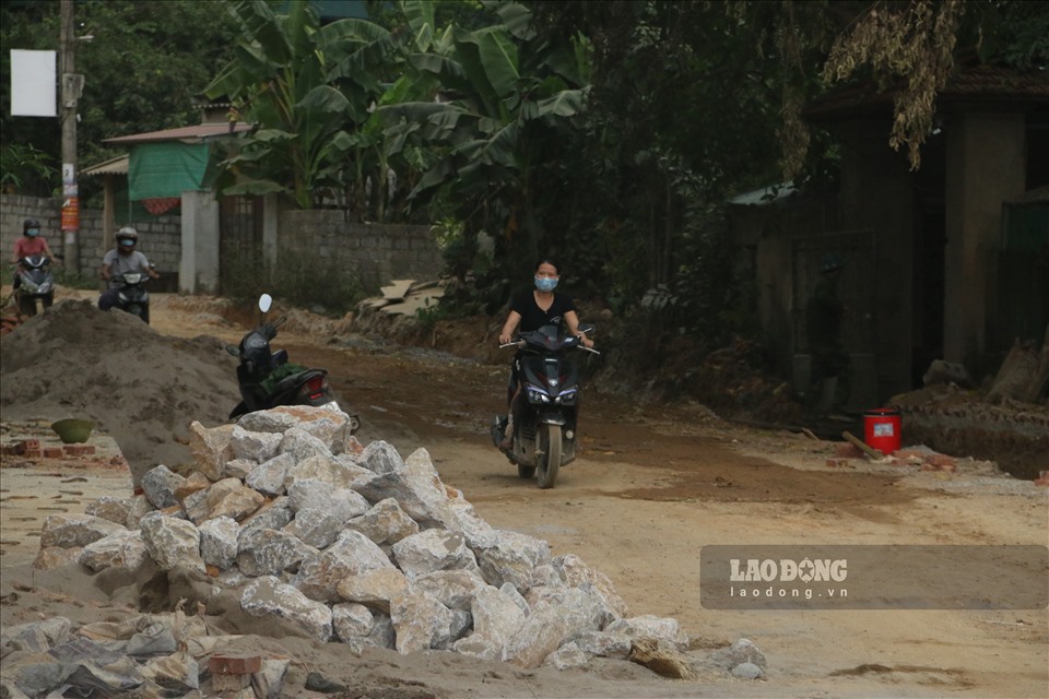 Cả một đoạn đường dài qua xã Khoan Dụ (huyện Lạc Thủy), vật liệu được đổ tràn lan trên đường, mặt đường được đào bới nham nhở, xuất hiện nhiều hố sâu do thi công chưa hoàn thiện.