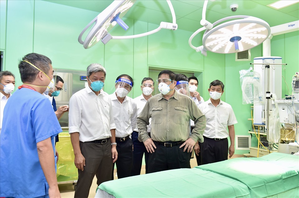 Thủ tướng Phạm Minh Chính và đoàn công tác đến kiểm tra công tác điều trị người mắc COVID-19 tại Bệnh viện Becamex. Ảnh Nhật Bắc
