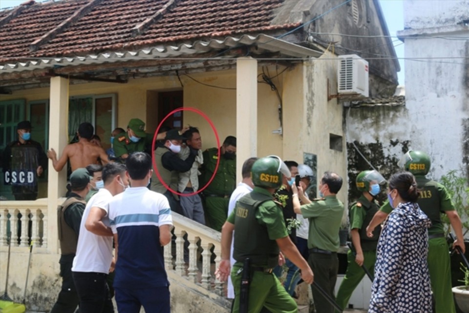 Cảnh sát khống chế, bắt giữ Hựu khi đối tượng sơ hở. Ảnh: CA Nam Định