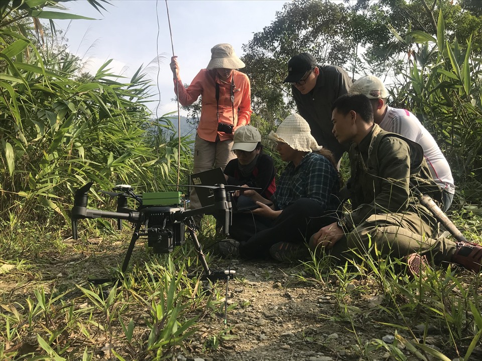 Dự án USAID Saving Species hỗ trợ Trung tâm Bảo tồn Động vật Hoang dã tại Việt Nam sử dụng thiết bị bay không người lái kết hợp phần mềm để giám sát tê tê tại Vườn quốc gia Cúc Phương (Ninh Bình) và Vườn Quốc gia Pù Mát (Nghệ An). Ảnh: USAID/Vietnam