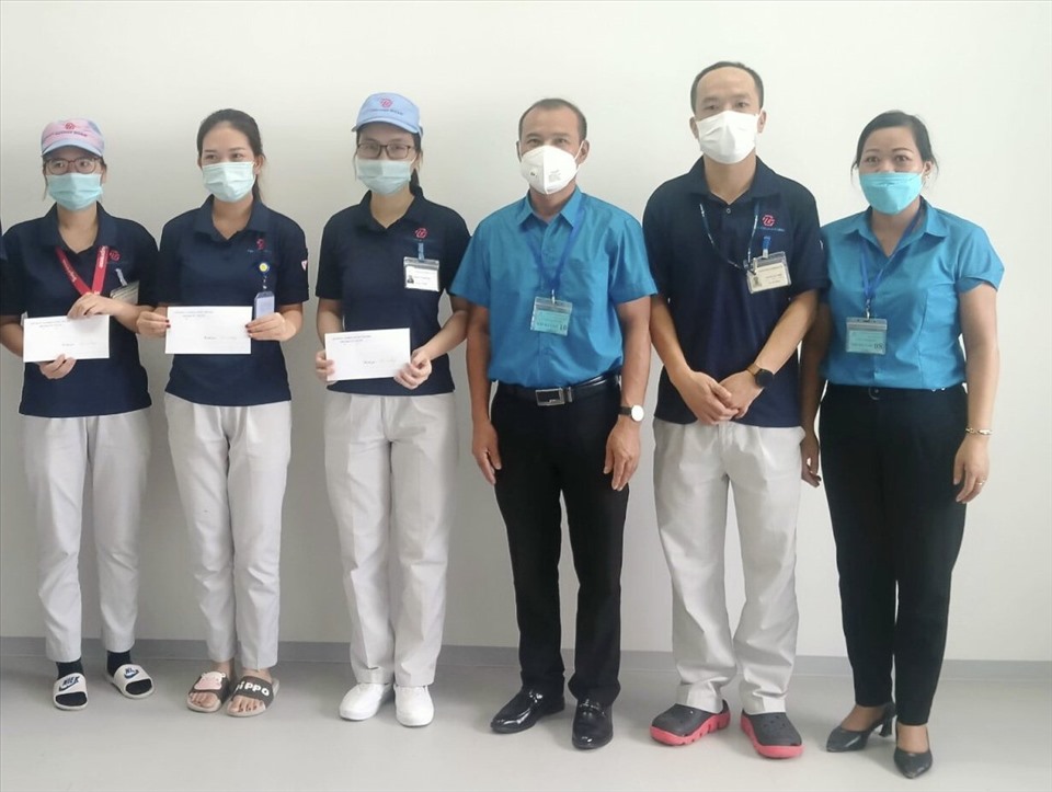 Lãnh đạo Liên đoàn Lao động huyện Tiền Hải trao kinh phí hỗ trợ đoàn viên thuộc Công ty TNHH Toyoda Gosei bị ảnh hưởng bởi dịch bệnh COVID-19. Ảnh: B.M