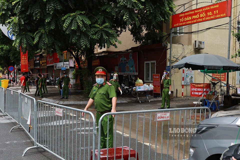 Nhiều lớp hàng rào bảo vệ tại ổ dịch phức tạp ngõ 328-330 Nguyễn Trãi. Ảnh: Hải Nguyễn