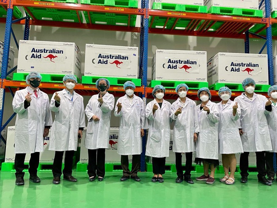 Các đại diện của Việt Nam và Australia chụp ảnh chào mừng lô vaccine từ Australia gồm 403.000 liều AstraZeneca. Ảnh: ĐSQ Australia