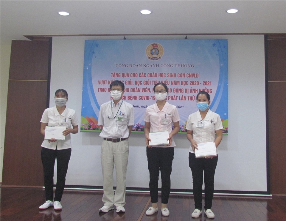 Lãnh đạo Chi nhánh Công ty TNHH YaZaKi Hải Phòng Việt Nam tại Thái Bình trao khen thưởng cho các cháu học sinh giỏi vượt khó thông qua các bậc phụ huynh. Ảnh: B.M
