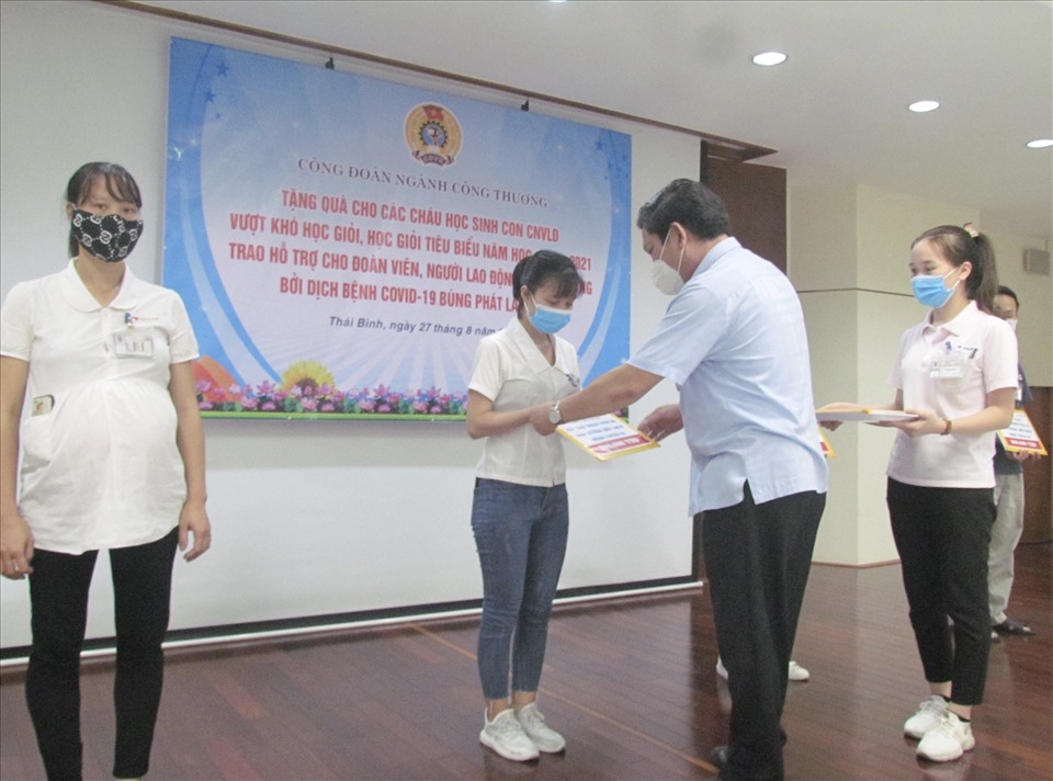 Phó Giám đốc Sở Công thương - Bùi Đức Hạnh trao kinh phí hỗ trợ cho đoàn viên thuộc Chi nhánh Công ty TNHH YaZaKi Hải Phòng Việt Nam tại Thái Bình bị ảnh hưởng bởi dịch bệnh COVID-19. Ảnh: B.M