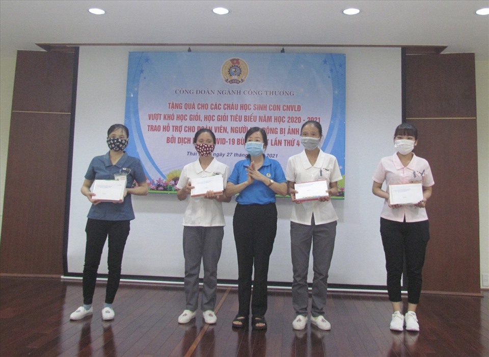 Chủ tịch công đoàn ngành Công thương Hoàng Thị Hồng Hạnh trao khen thưởng cho các cháu  đạt học sinh giỏi thông qua các bậc phụ huynh.