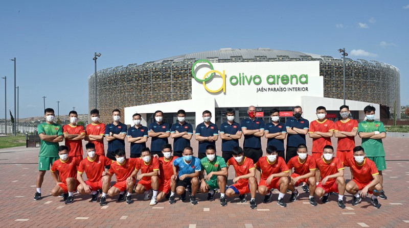 Đội tuyển Futsal Việt Nam chụp ảnh lưu niệm trước Nhà thi đấu Olivo Arena. Ảnh: VFF