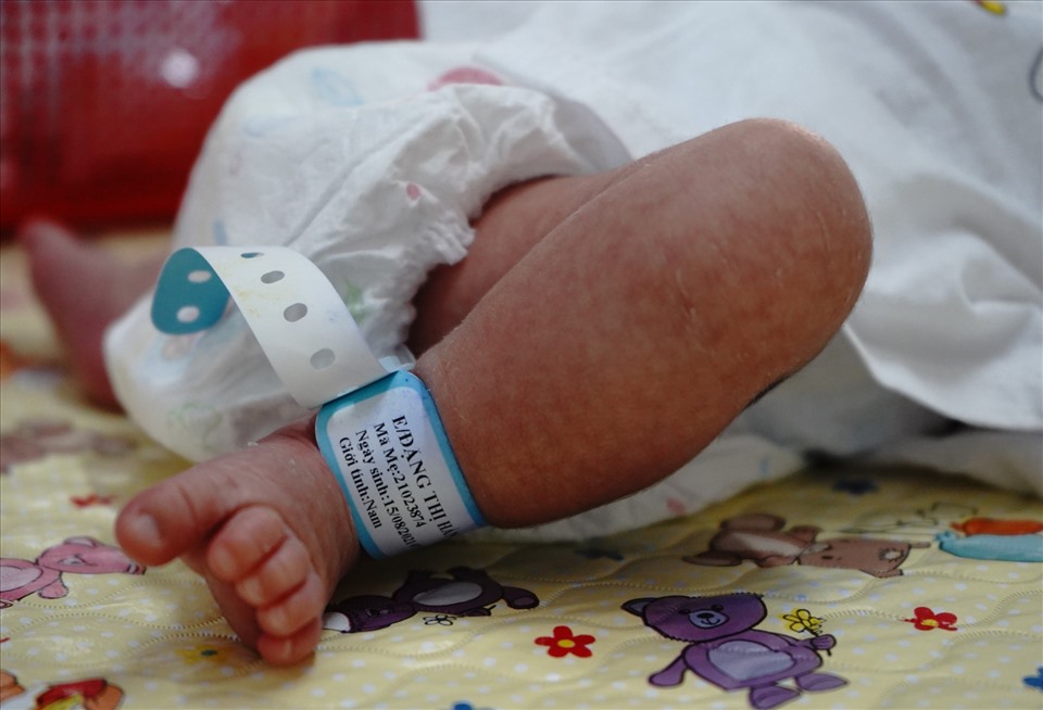 Các em bé hầu hết đều chưa được đặt tên, chân vẫn còn đeo thẻ nhận diện được bệnh viện gắn từ lúc mới sinh với thông tin của mẹ.