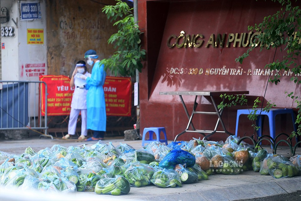 Theo UBND quận Thanh Xuân, khu cách ly này đã được chính quyền từ quận đến phường hỗ trợ gần 6 tấn rau củ quả, 3,2 tấn gạo, 10.000 quả trứng và nhiều nhu yếu phẩm khác.
