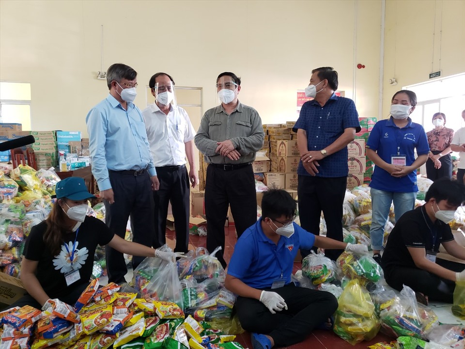 Thủ tướng Phạm Minh Chính kiểm tra việc cung cấp lương thực, thực phẩm cho người dân tại huyện Vĩnh Cửu. Ảnh: Hà Anh Chiến