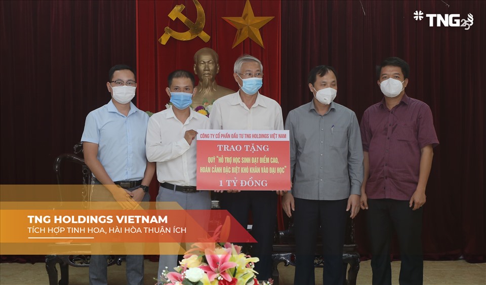 Đại diện Tập đoàn TNG Holdings Vietnam trao tặng 1 tỉ đồng vào Quỹ “Hỗ trợ học sinh đạt điểm cao, hoàn cảnh đặc biệt khó khăn vào học đại học” của tỉnh Hà Tĩnh. Ảnh: TNG