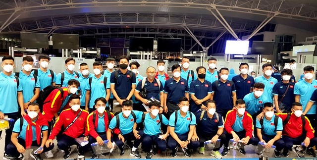 Toàn đội tươi cười chụp ảnh lưu niệm tại sân bay Nội Bài trước khi rời Việt Nam bắt đầu cho chuyến hành trình tại vòng loại thứ 3 World Cup 2022. Ảnh: VFF