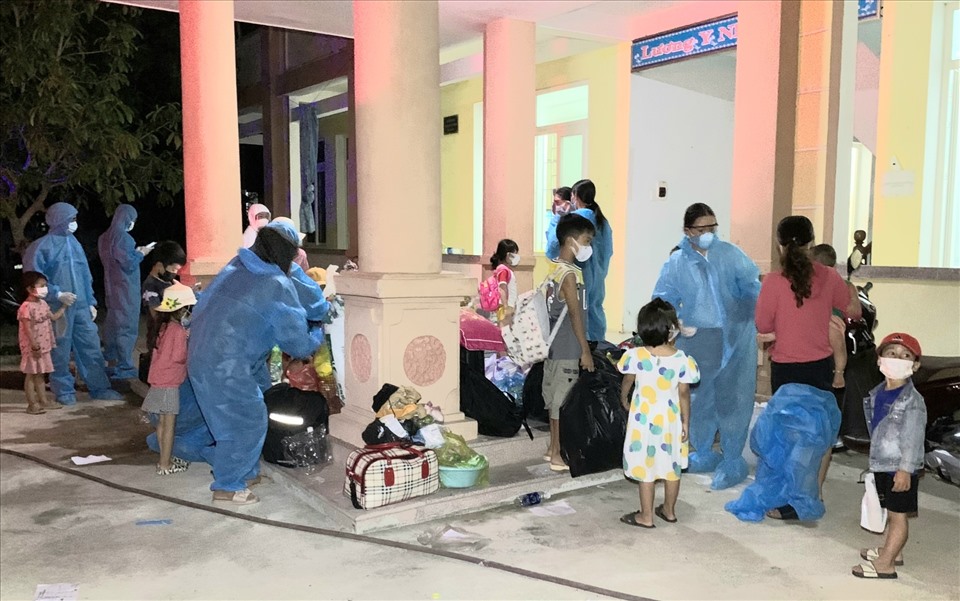 Nhiều trường hợp trẻ em tại Quảng Bình phải vào khu cách ly vì có yếu tố dịch tễ liên quan trực tiếp đến các F0. Ảnh: CTV