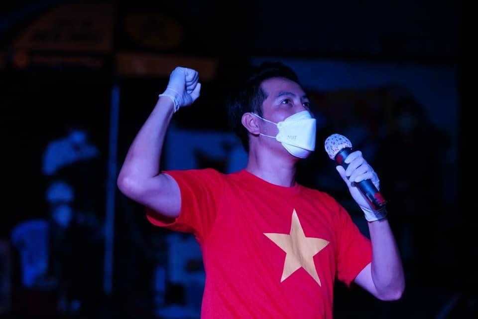 Ca sĩ Nguyễn Phi Hùng hát tại khu cách ly. Ảnh: NSCC.