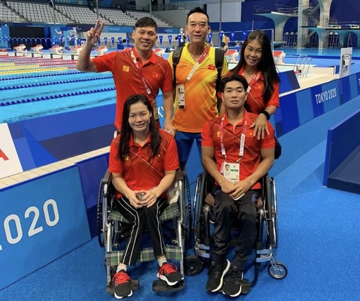Đỗ Thanh Hải (ngồi, phải) và Trịnh Thị Bích Như (ngồi, trái) đều giành quyền lọt vào chung kết nội dung bơi 100m ếch Paralympic 2020.
