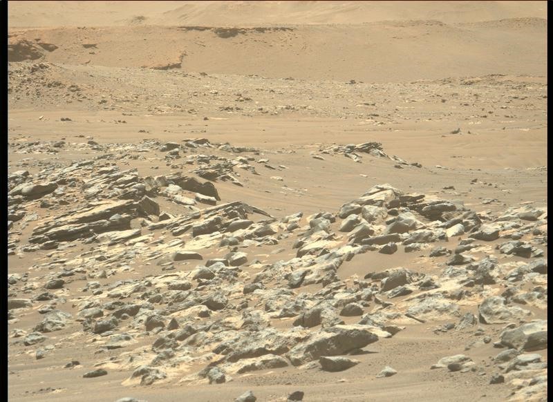 Lớp đá bao phủ ở khu vực này dường như có khả năng chống lại được sự xói mòn của gió do đó nhóm sứ mệnh sao Hỏa đặt kỳ vọng lấy được mẫu vật ở đây một cách thuận lợi. Ảnh: NASA