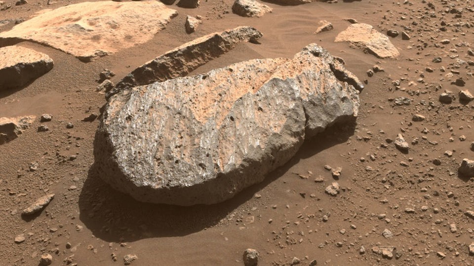 Tảng đá sao Hỏa “Rochette” mà nhóm khoa học sứ mệnh tàu thám hiểm sao Hỏa Perseverance của NASA kiểm tra để xác định xem có nên lấy mẫu lõi đá hay không. Ảnh: NASA