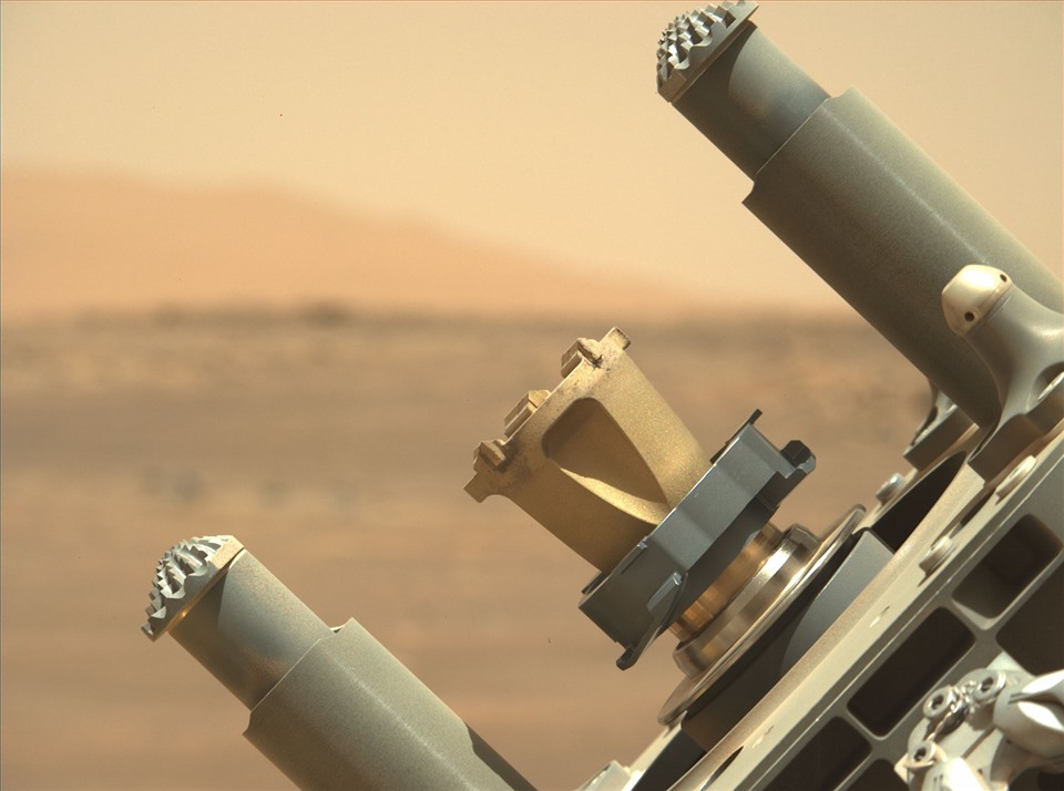 Công cụ lấy mẫu đá sao Hỏa Rock Abrasion Tool (RAT) của tàu thám hiểm Perseverance được chụp bằng camera Mastcam-Z bên trái của tàu thám hiểm. Ảnh: NASA