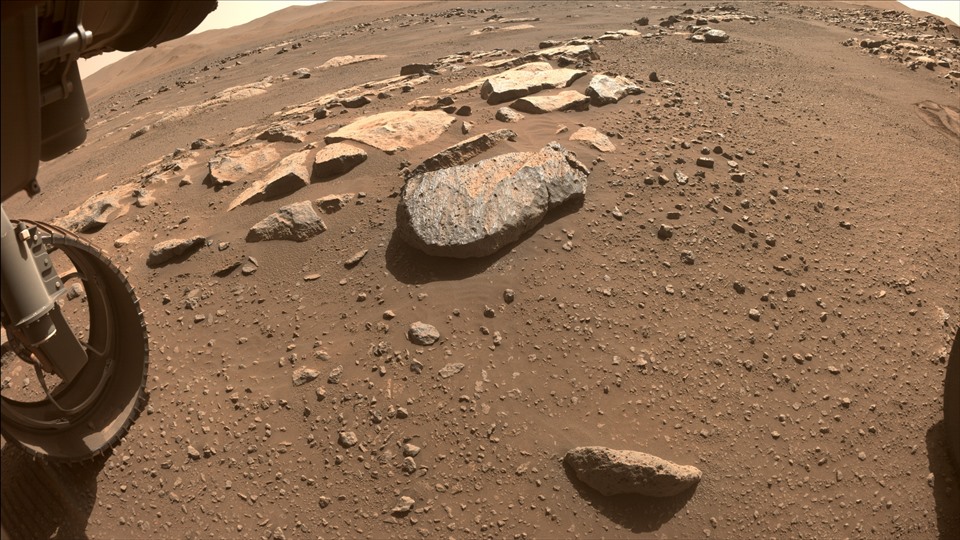 Góc rộng hơn về tảng đá mục tiêu mà NASA định khoan để lấy mẫu vật sao Hỏa. Việc khoan lấy mẫu dự kiến thực hiện vào tuần tới. Ảnh: NASA